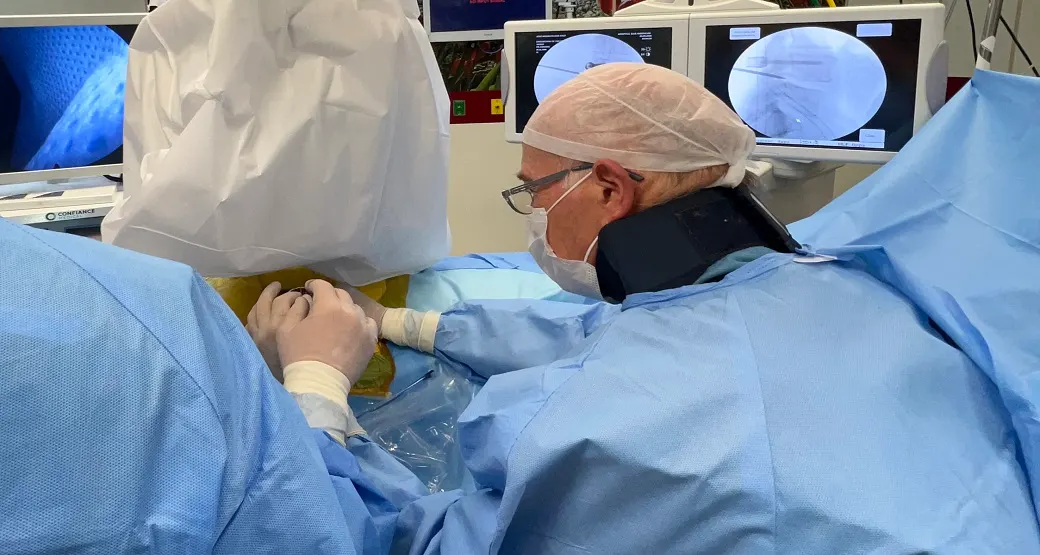 Bloqueio (infiltração) foraminal em cirurgia endoscópica vertebral