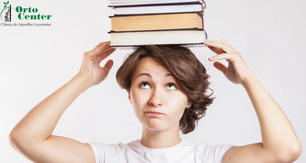 Carregar trouxa na cabeça ou livros pode prejudicar a coluna