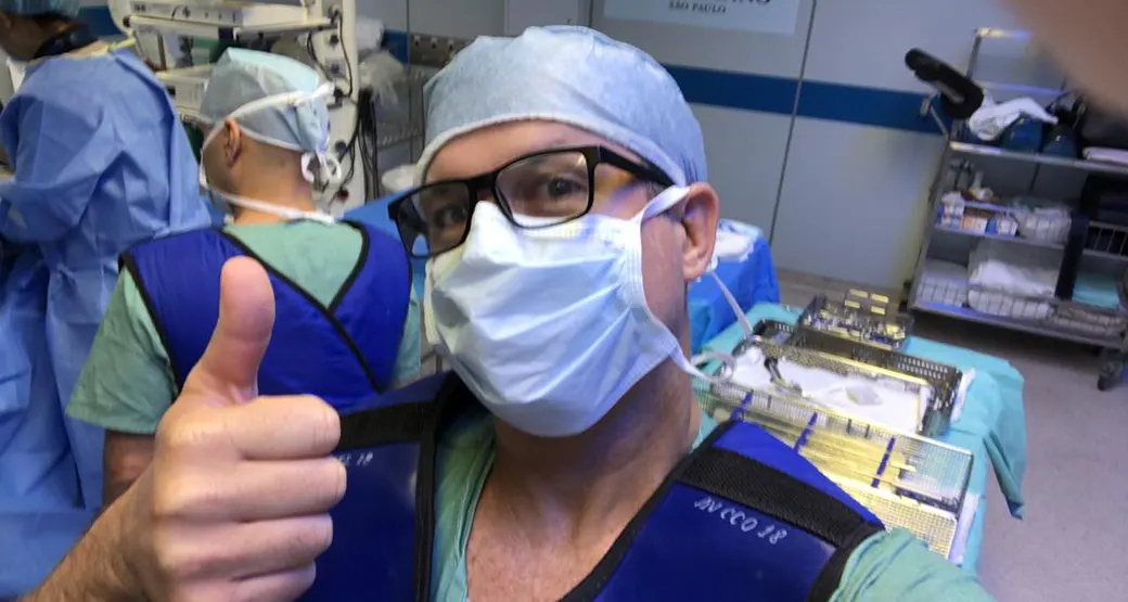 Dr. Edward Robert participa de estágio cirurgico endoscópico