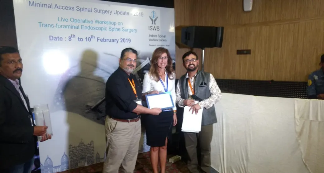 Dra. Cecília Richard participa de congresso sobre endoscopia de coluna, na Índia