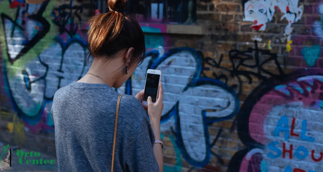 Uso excessivo de celular pode prejudicar mãos e dedos