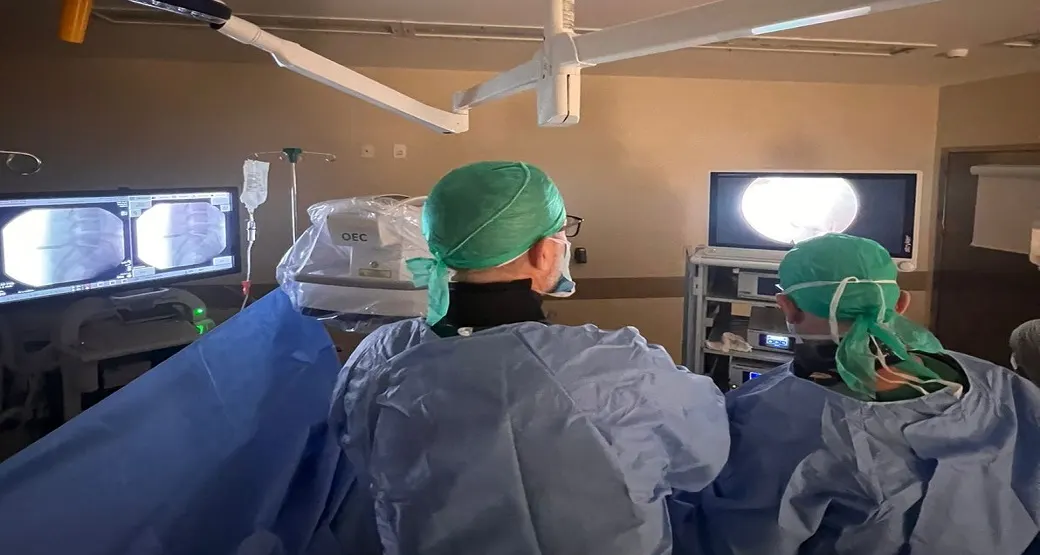 Cirurgiões ortopédicos retiram cisto facetário por cirurgia endoscópica da coluna