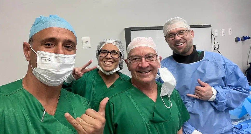 Equipe Orto Center comemora o sucesso por mais uma cirurgia endoscópica da coluna vertebral