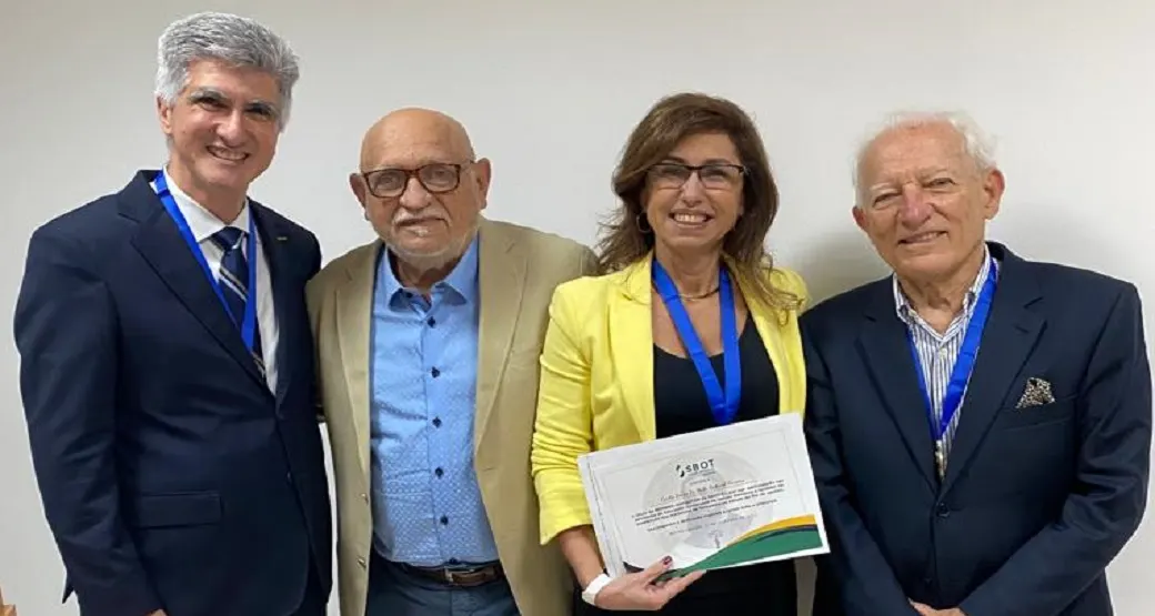 Médica da Orto Center recebe Medalha Barata Ribeiro por contribuir na Educação Continuada